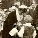Princess Astrid accompanied King Olav on the Consecration Tour 1958. Here, the Princess receives flowers at Tretten (Photo: NTB.The Royal Court Photo Archives)